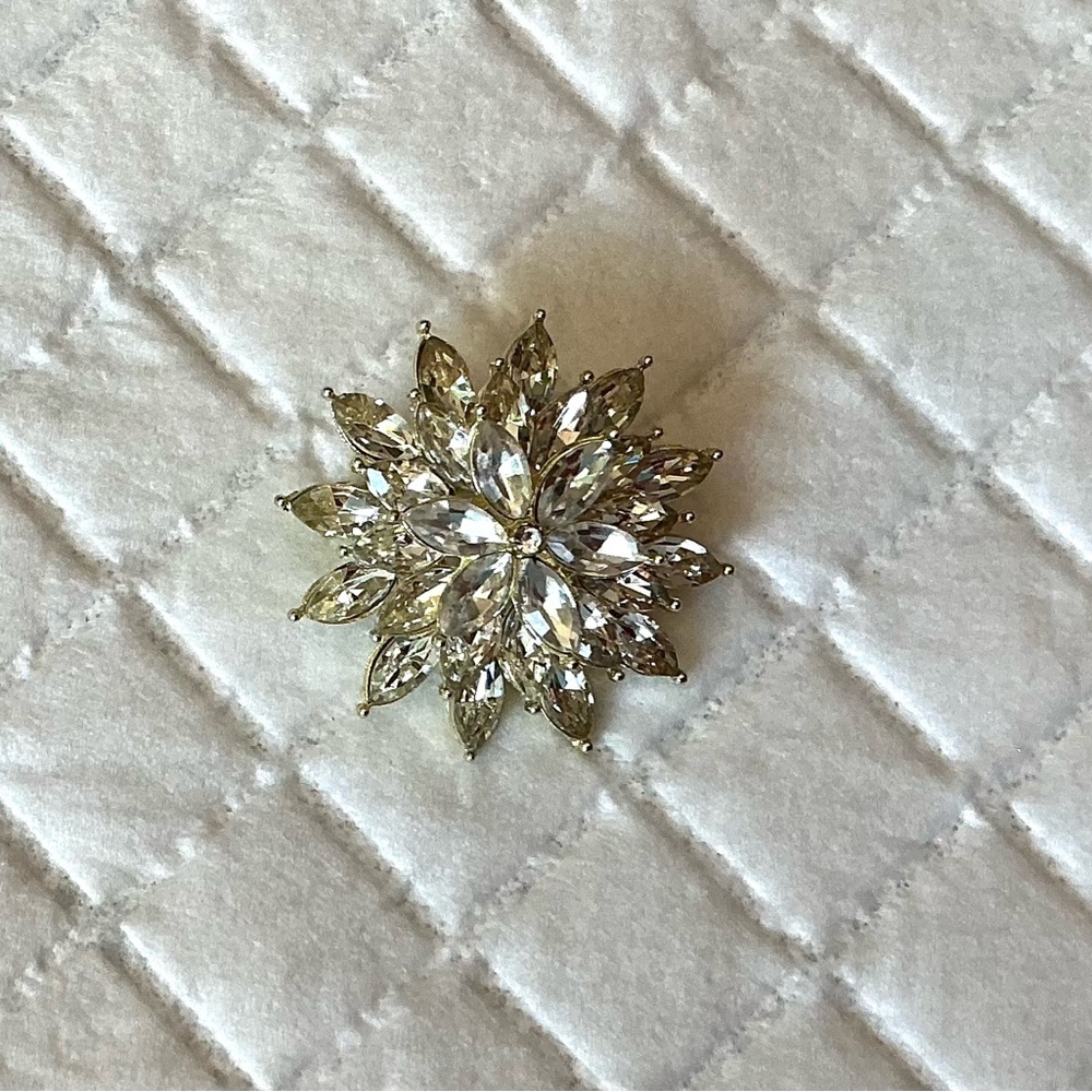 Elegant Sparkling snowflake of flower Brooch trimmed in a light color gold